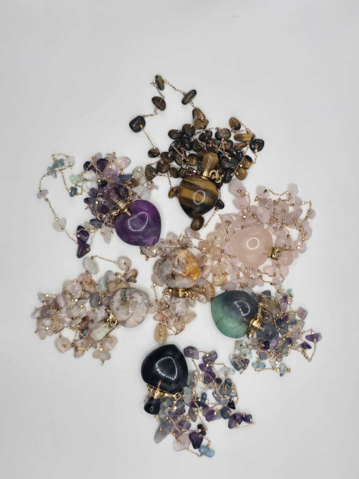 قلادة من الأحجار الطبيعية